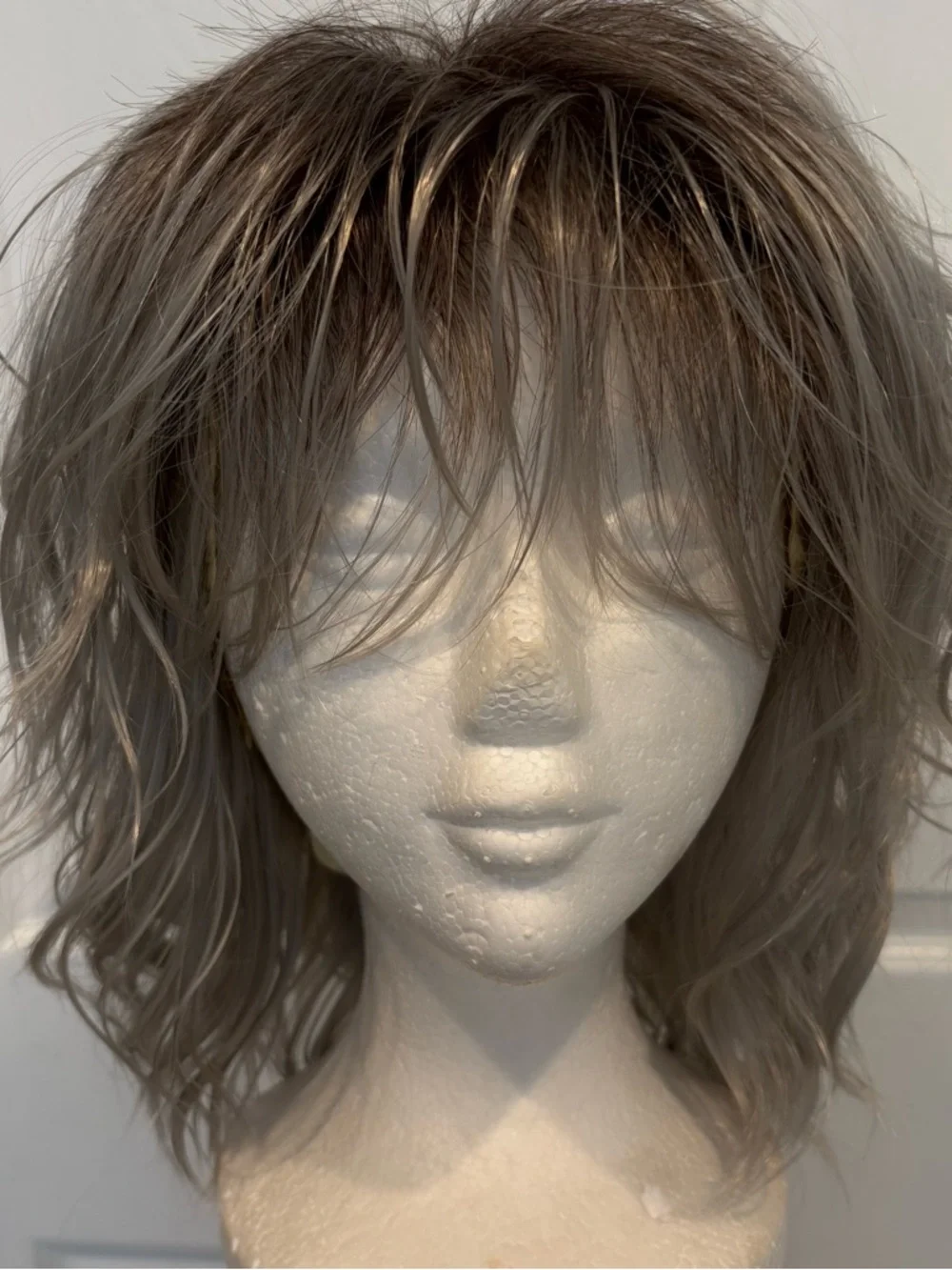 Silver Gray Rooted Medium Length Wavy Synthetic Wig! Excellent condition! Bangs - Picture 7 of 10